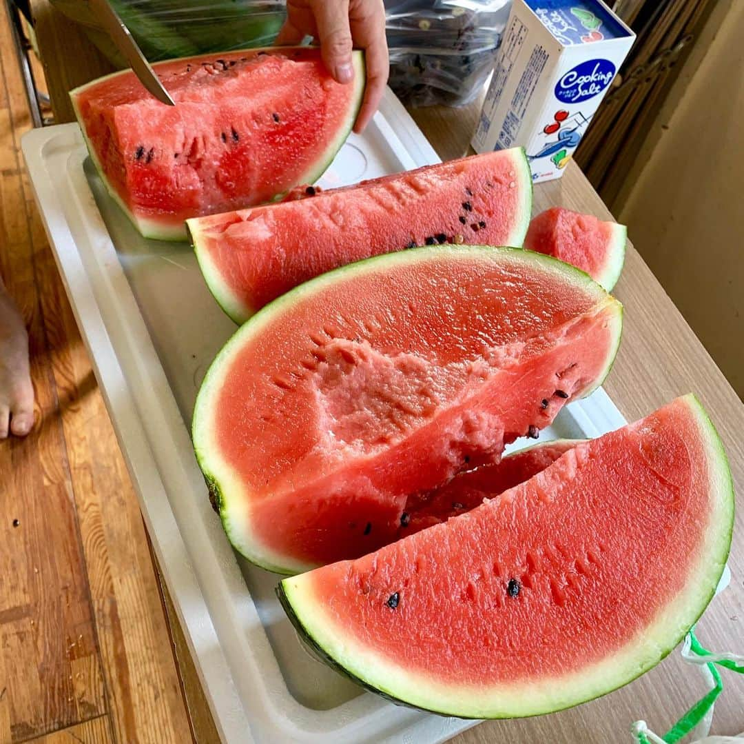 青山恵梨子さんのインスタグラム写真 - (青山恵梨子Instagram)「🍉🍉🍉 夏だーーーーー！！！！ 秋田も暑いぞーーー！！ ということでスイカを差し入れ♥️ 稽古後にみんなで水分補給しました😍 田沢湖のスイカは大きくて めちゃくちゃ甘い！！！！！ あきた芸術村の温泉 ゆぽぽで、 美味しいスイカと野菜たち売ってますよ♥️ #秋田 #田沢湖 #わらび座 #ゆぽぽ  #ミュージカル #茶の夢 #広島  #peace #平和 #🕊 #青山恵梨子」8月6日 16時49分 - eriko_aoyama