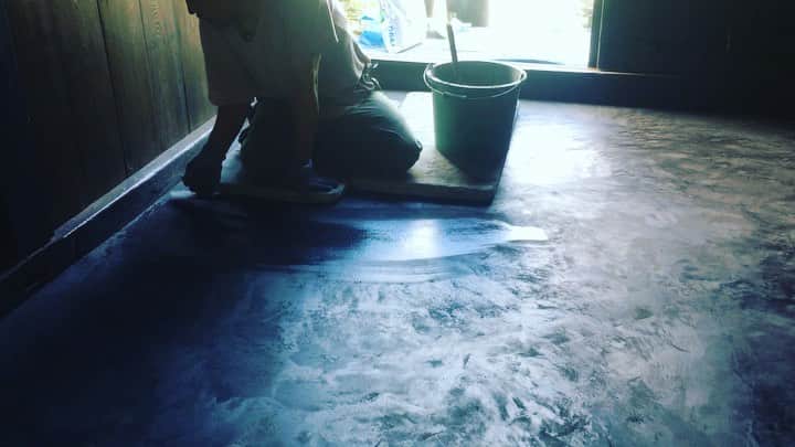 タニザワトモフミのインスタグラム：「閃き堂エントランス。 黒いコンクリートが左官 中家陽介（同級生）によって、謎の紋様に仕上がっていきます。 チャンプルーコーナーでいただいた歯車はこうなりました。 職人さん仕事もいよいよ大詰め。 去年の9月から始まった改装作業。 約1年の家づくりの日々を越え、 閃き堂は、9/8にオープンします！  #中家陽介 #閃き堂 #古民家 #喫茶雑貨 #映画館 #音楽 #谷澤智文」