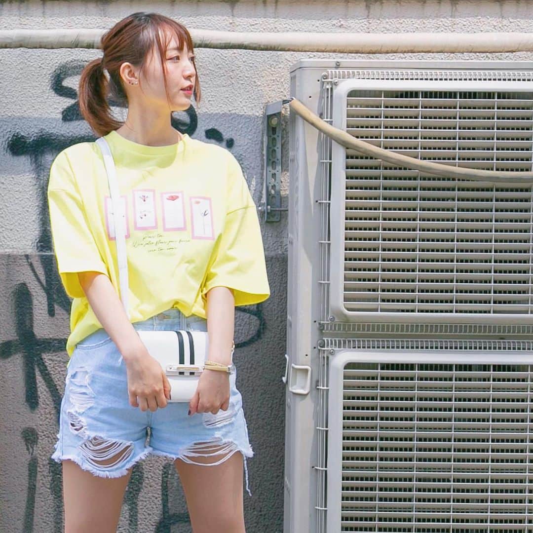 SuperGroupiesのインスタグラム：「#スパグルぴかちゃん の今日のコーデ💛  パステルイエローのTシャツが映える ラブリー＆カジュアルコーデ🥰  流行のビッグシルエットのトップスが シンプルながらも今っぽい雰囲気を演出します✨  今日のカジュアルコーデに合わせた スパグルアイテムは?! こちら👇 ──────────────────────﻿ 🇯🇵Today’s Item🇯🇵 #Hetalia World☆Stars Collaboration series Japan model #bag / ￥11,800 +tax ※数量限定販売中です。 Only a limited amount available now! ──────────────────────﻿ ⠀ ⠀⠀ ⠀⠀⠀⠀⠀⠀⠀ ⠀⠀⠀⠀⠀⠀⠀ #supergroupies #anime #japaneseanime #スーパーグルーピーズ #アニメ #アニメコラボ #コラボグッズ #ファッションにアニメを #アニメグッズ #アニメ好き #ヘタリア #ヘタリア日本 #aphjapan #aph #axispowershetalia #hetaliafandom #ミニショルダーバッグ #コラボバッグ #リラックスコーデ #tシャツコーデ #夏コーデ」