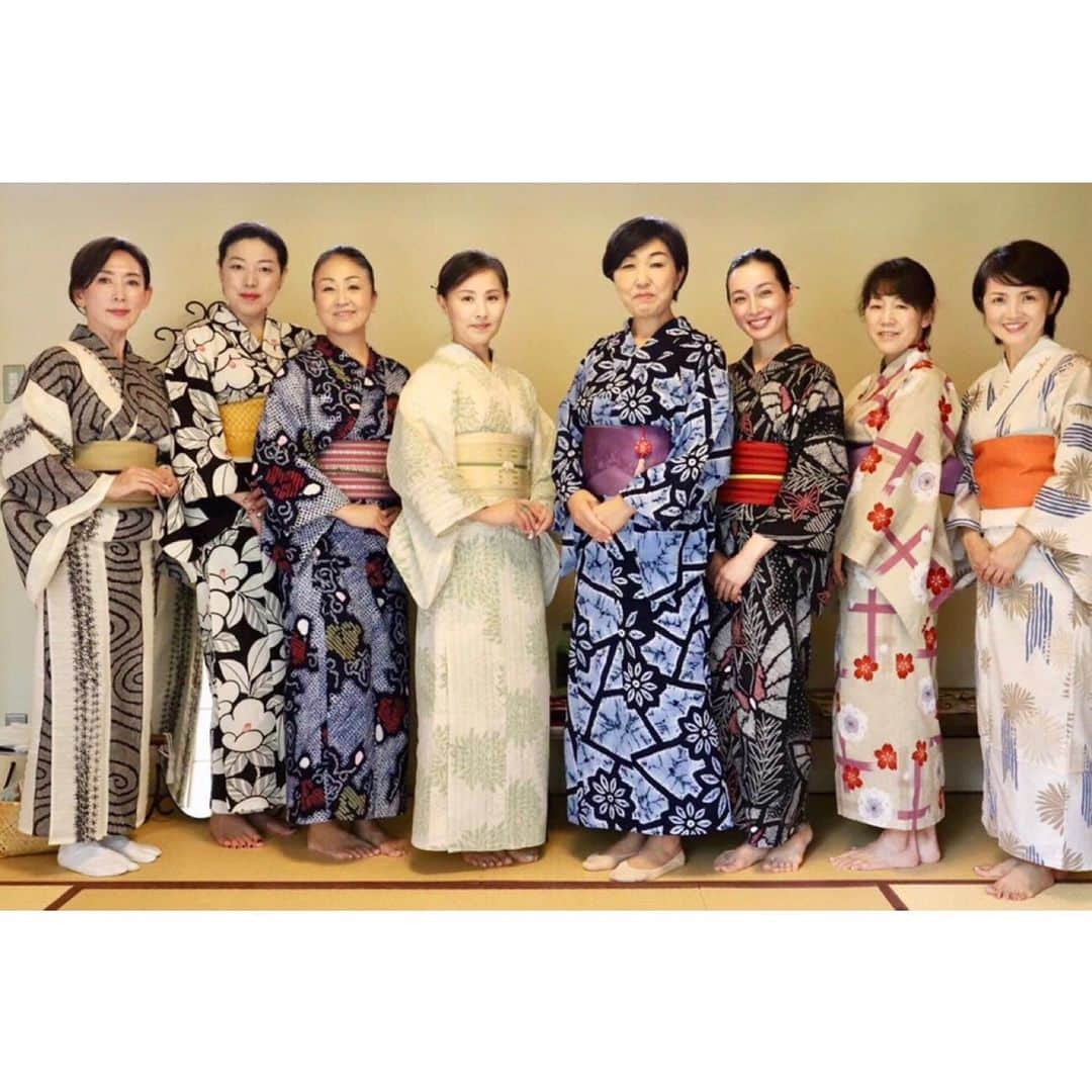 竹中友紀子のインスタグラム：「#アンティーク着物  ミラノにて着物サロン「和寂」を主宰していらっしゃる池田眞美子先生の浴衣着付けイベントへ行ってまいりました。 着付けは15年前ほどに習って以来、その後はずっと自己流。 勝手に手が覚えていて無意識にやっていたことに、あ、なるほどそういう意味があったのかと新たな発見もありつつ、お着物の奥深さを改めて実感し、ますます着物が大好きになりました。」