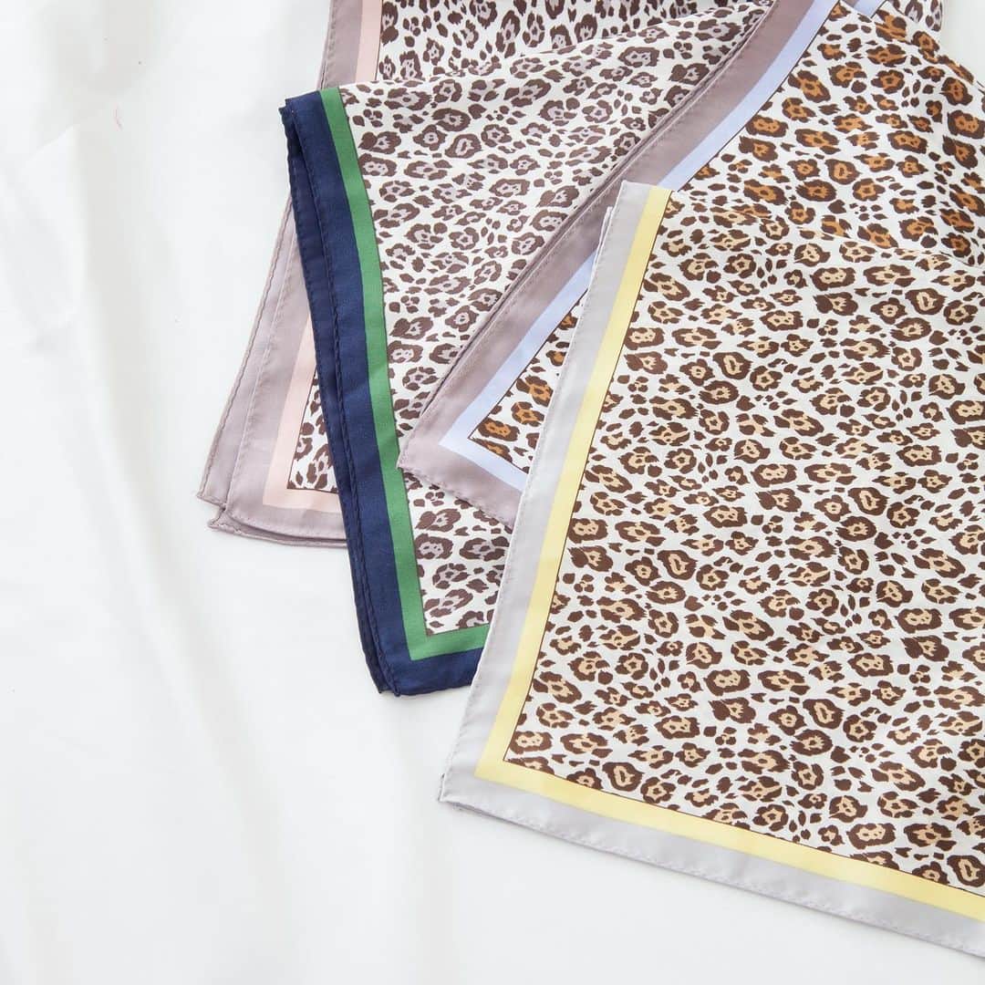 のインスタグラム：「Leopard Scarf . レオパードスカーフが入荷♡ バッグに付けても ヘアアレンジにも使い方いろいろ！ . . #SMIRNASLI #サミールナスリ #Scarf #スカーフ #leopard」