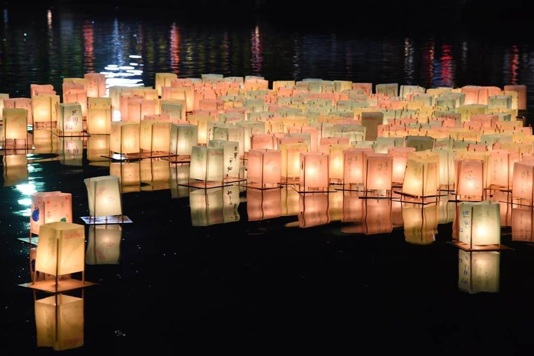 平塚市さんのインスタグラム写真 - (平塚市Instagram)「* 平和意識の普及と啓発を図るため 「市民平和の夕べ」を開催します。 夕闇の中で灯籠が漂う 幻想的な風景を見に来ませんか。 灯籠は先着順で800個まで無料貸出。 * 日時：8月18日(日) 18：30～20：00 場所：平塚市総合公園 大池周辺(大原1-1) ★小雨決行 ***************** #手をつなぎたくなる街 #hiratsukagood #hiratsuka#平塚 #shonan#湘南 #kanagawaphotoclub #灯籠#灯籠流し #灯篭#灯篭流し #キャンドル #キャンドルナイト #平和の夕べ #市民平和の夕べ #平塚市総合公園 #総合公園#大池 #夏#夏休み #夏の思い出 #週末の過ごし方 #日々#暮らし #instagramjapan#igersjp」8月6日 17時00分 - hiratsukagood