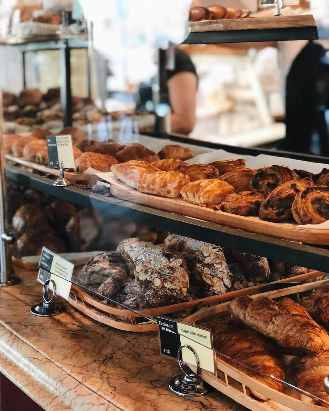 大橋菜央さんのインスタグラム写真 - (大橋菜央Instagram)「Sunday breakfast at nice and cozy boulangerie🥐 . . . あまりの美味しさに”毎朝通いたい”と思ったご近所パン屋さん😻 . ポートランドのカフェは朝が早く こちらもなんと6:30から営業 . モダンでインダストリアルな建物が多いこの辺りでは珍しくヨーロピアンで温かみもあってどこか懐かしい雰囲気♡ . 特に気に入ったのはリンゴの自然な甘さと生地がベストマッチなリンゴのペストリー🍎 (食べかけだけど3枚目▶︎▶︎▶︎) 翌日サンドイッチを買ってみたけどこれまた絶品🤤❣️ . 週末のMiaお誕生日会のホールケーキもお願いしてみました🎂 わーいどんなかなー🥰 . . . #sthonoréboulangerie #Boulangerie #パン屋さん #ポートランドカフェ #ポートランドパン屋さん #portland #portlandtrip #ポートランド #ポートランド旅行 #naoliving_portland」8月6日 17時12分 - naoliving