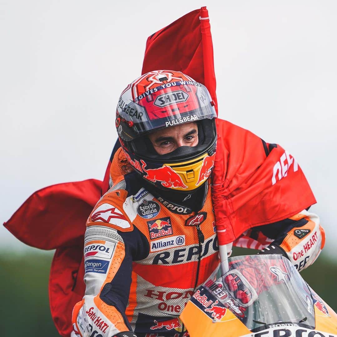 レプソル・ホンダのインスタグラム：「New week. Same goal. Let’s add the #AustrianGP to the list 🤝🇦🇹 ⠀⠀⠀⠀⠀⠀⠀⠀⠀ #RepsolHonda #25RepsolHonda #Repsol #MotoGP #Honda #Racing #RepsolHonda #HRC #RC213V #MM93 #MarcMarquez #ThePowerOfDreams #Motorcycle #Austria #RedBull #OneGoal #Objective #GetThatBread」