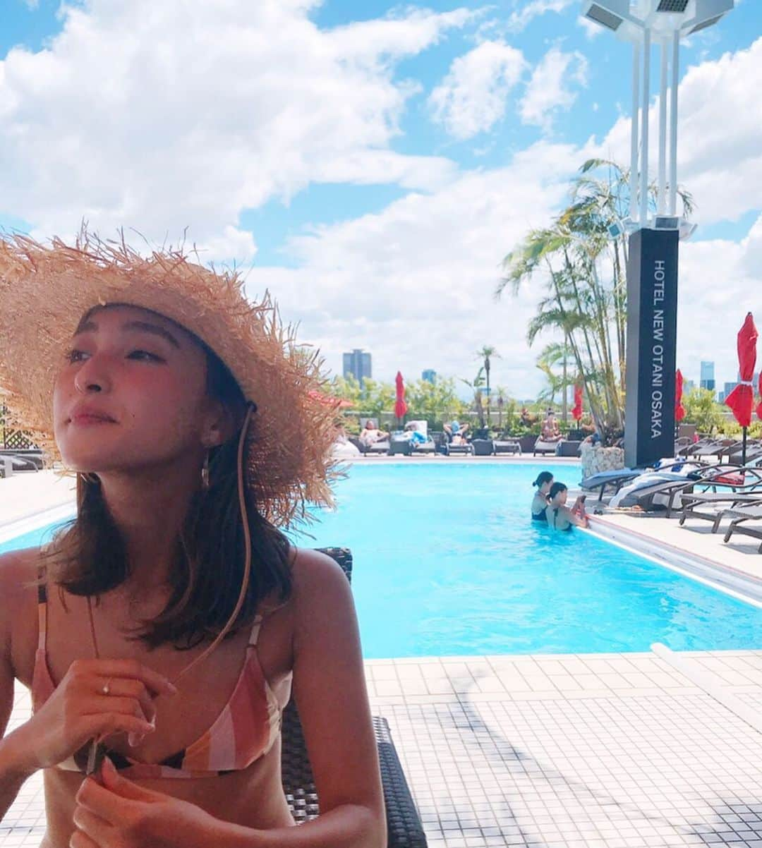 田代裕美恵さんのインスタグラム写真 - (田代裕美恵Instagram)「👙👒🌞 . . . Sun kissed💋 . . . 久々に太陽の下で焼けたら なんか赤黒くなった気がする🤔 . ま、すぐ黒くなるから 一緒か🤪❤️ . . . 映えてるよーに見えて 半目🤪w . そして、2枚目は 腹立つ顔🤪w . . . 紐付き麦わら帽は 風にも負けへんから 買って良かった☺️💖👒 . . . #summer #pool」8月6日 17時09分 - yumie_