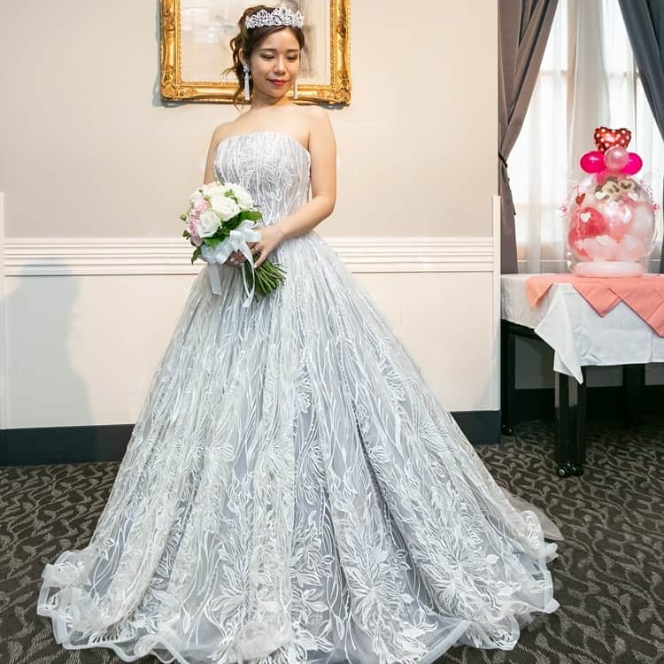 ホテルモントレウェディング【公式】 のインスタグラム：「♥ ￣￣￣￣￣￣￣￣￣￣ @montereyweddingをフォローして 『 #モントレ花嫁 』『 #ホテルモントレ』の タグをつけて投稿してくださいね＊*. ・ ホテルモントレ銀座 @hotel_monterey_ginza ・ パールをあしらったブルーグレーの 大人っぽいカラードレス✧* くすみカラーで上品なコーディネートに♡ ・ ——————————. ◆ブライダルフェア予約はこちらをcheck＊* http://bit.ly/2OcMY3c ◆ホテルモントレ銀座の公式HPはこちら* https://www.monterey-wedding.jp/ginza/ ——————————. ・ ◆ホテルモントレ公式HPはこちら* https://www.monterey-wedding.jp ・ #モントレ #モントレ花婿  #プレ花嫁 #卒花 #marry花嫁 #dressy花嫁 #farnyレポ #プラコレ ﻿#maricuru #dressy花嫁 #日本中のプレ花嫁さんと繋がりたい #ウエディングニュース #flower #ウェディングドレス #dress #結婚式 #披露宴 #結婚式場 #2019年秋婚 #2019年冬婚 #ホテルモントレ銀座 #モントレ銀座 #銀座 #ドレス迷子 #カラードレス #ドレス選び #ドレス」