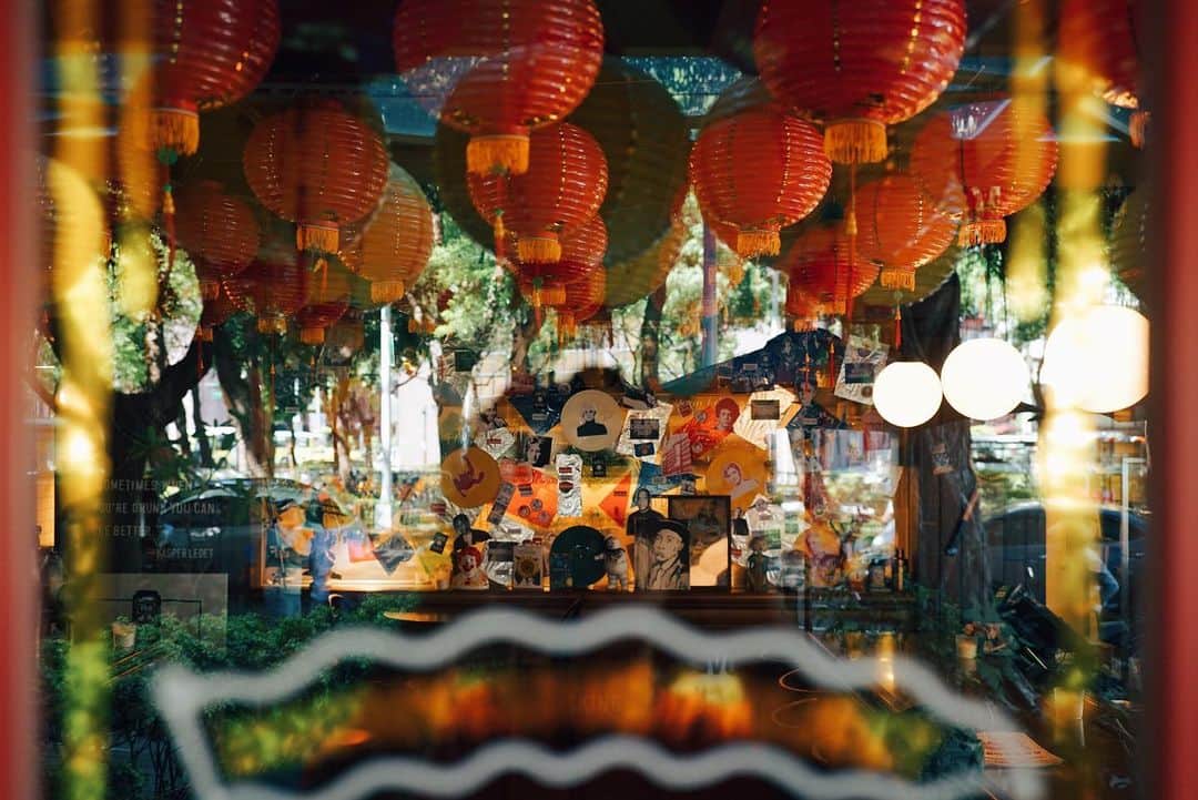 言身寸 in Tainan, Taiwanさんのインスタグラム写真 - (言身寸 in Tainan, TaiwanInstagram)「#貓下去敦北俱樂部 - #看不見的城市 / #籠流連 - 2019.8.6 #taiwan #taipei #台灣 #台湾 #台北 #写真 #vsco #vscocam #vscotaiwan #vscoTW #vscotaipei #ig_streetphotography #AmazingTaiwan #iseetaiwan #exploretaiwanculture #taiwan_streetphotography #Streets_Vision #sonya7ii #Loxia35」8月6日 17時09分 - kukud83