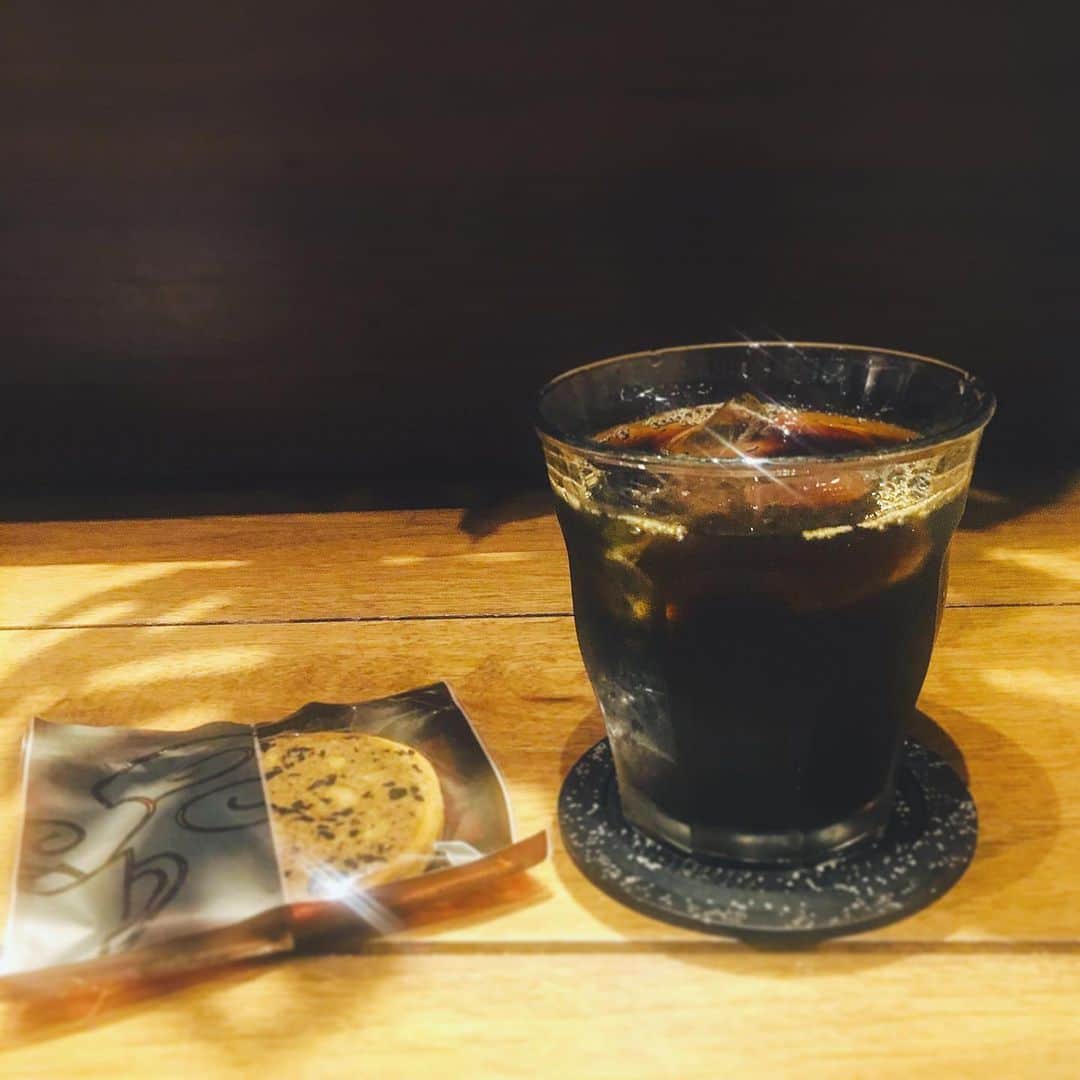 のインスタグラム：「#フレシャスカフェ部 . 皆さま、こんにちは！ . . 先週末はずっと晴れていたので 洗濯物がはかどりなんだかいい気分でした♪ 一方で、外出するとあまりの暑さに のぼせそうになり、カフェに避難…！ . #やなか珈琲 のアイスコーヒーが身体に染みわたり ついついまったりと長居してしまいました。笑 . ちょっとの外出でも、 水筒などにお水を入れて持ち歩くなど、 こまめな#水分補給 の必要性を改めて感じました💦 . この時期に水分を摂るとき、 キンキンに冷えたものを選びがちですが 胃の負担を減らしたい方は、なるべく常温に 近いものを口にしてみてくださいね♪ . （編集部Y） . ───────────── ★ほぼ毎日更新中★ こちらよりフォローしてください♪ ↓　↓　↓ 【フレシャス公式】 @frecious_official ───────────── . #フレシャス #FRECIOUS #天然水 #ウォーターサーバー #waterserver#カフェ部#カフェ好き#やなか珈琲#yanakacoffee#coffee#珈琲#coffeetime#猛暑#酷暑」
