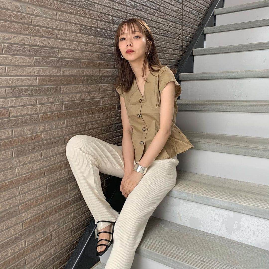 titivateさんのインスタグラム写真 - (titivateInstagram)「. . 【 style share 】 フレンチスリーブペプラムブラウス 品番: ATXP2026 ¥2,690+tax . @0904.erika 様、素敵なコーディネートありがとうございます✨ 雰囲気のある大人のカジュアルスタイルを演出するコットンブラウス🍃 合わせやすいカラーとデザインでデイリーに大活躍する事間違いなし👌🏻 . STYLE SHARE 募集中！ titivateのアイテムを取り入れてコーデを投稿しよう！ ハッシュタグは『#titivatestyle』 . 素敵な着こなしで、もしかしたらtitivateのアカウントで紹介されちゃうかも⁈ 「リアル」で「身近」なオシャレコーデを楽しみにしています♪ . #titivate #ティティベイト #ファッション #ブラウス #フレンチスリーブ #ペプラム . . #Repost @0904.erika ・・・ ・ 私服👶🏻 このブラウス色々なボトムスに合わせやすいから お気に入り🍒🍒 #me#code#titivate#titivatestyle#プチプラ #私服#夏服#夏コーデ#エリカの私服#ティティベイト  #フレンチスリーブペプラムブラウス(@titivatejp)」8月6日 17時12分 - titivatejp