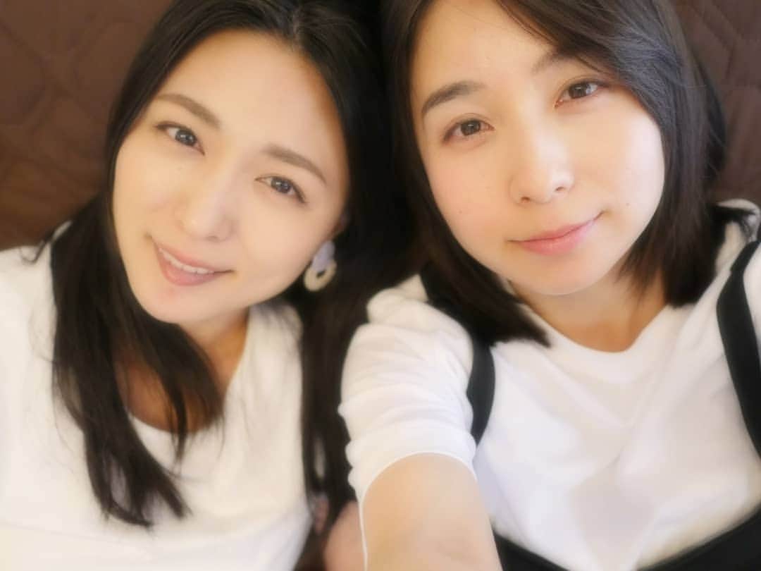 柚月美穂のインスタグラム：「#randompic . . . ゆっき(川村ゆきえﾁｬﾝ)が りっちゃんに会いに我が家まで来てくれました🥺嬉しい… . . . ほーら。りっちゃん。美女だよー。 . . おやつもらっていっぱいあそんでもらいました🐈🐈🐈♡ . . 久しぶりの双子ショットで😊 久しぶりだったのでいっぱいいっぱいお話しました😊 . . #川村ゆきえ  #柚月美穂 . #📷 #LUMIX #gh4  #leica #15mm」