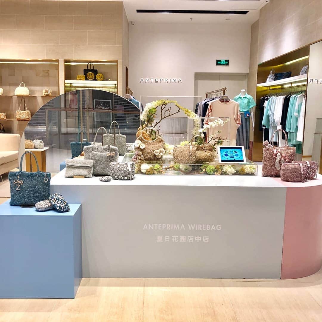 ANTEPRIMAさんのインスタグラム写真 - (ANTEPRIMAInstagram)「Soak in the summer vibe featuring the Giant WIREBAG art installation and delightful summer garden in our MIXC SHENZHEN BAY store! Visit us from now till Sep 19 and refresh the season!  #anteprima #summergarden #wirebag #anteprimawirebag #summervibe #art #SS19 #springsummer2019 #summerbag #fashion #style #stylish #elegance #photo #handbag #instabags #italian #instafashion #instabags #fashiondesign #アンテプリマ #ワイヤーバッグ #キラキラバッグ#mixcshenzhenbay」8月6日 17時19分 - anteprimaofficial