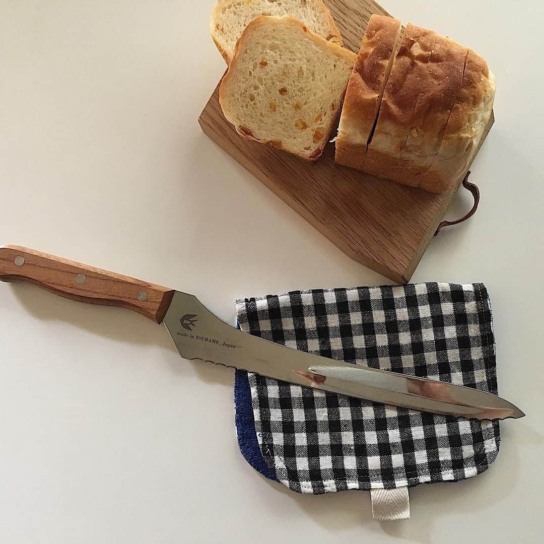 arekoreさんのインスタグラム写真 - (arekoreInstagram)「硬いフランスパンも柔らかい食パンもスパッと切れる。つばめのパンナイフが入荷しました。 . 波刃と直刃の2種類の刃の組み合わせにより、パンの切りくずを抑えながらきれいに切り分けられるパンナイフです。 . 波刃のきっかけにより硬いフランスパンも、なかなか刃が入らずに潰れやすい柔らかい食パンも簡単に切れます。 . 波刃は刃先と刃元部分にあるので、押し切り・引き切りのどちらの切り方もできます。刃は特殊鋼材を使用し、こだわりの切れ味を実現。見た目の美しさと同時に摩擦を減らし切れ味をアップさせた鏡面仕上げです。 . 刃渡り23.5ｃｍと長く、色々な大きさのパンやホールのケーキにも便利です。パンはもちろん、トマトやお肉など色々な食材もスパッと切ることができます。 . 天然木のケヤキを使用した手になじむ背通しハンドルです。刃よりも少し上になるようにデザインされており、切った後にまな板に指が当らない親切設計です。 . 金物の街「燕市」で、職人が丁寧に仕上げたパンナイフです。 . @arekore_market  #arekore #日々のこと #暮らし #丁寧な暮らし #ていねいな暮らし #シンプルな暮らし #日々のくらし #パンナイフ #ナイフ #フランスパン #パン #天然木のケヤキ ＃パン好き #bread #ホールケーキ #デザイン #食パン #親切設計 #美味しいパンが食べたい #燕市 #新潟 #香り豊か #色々な食材 #144681282」8月6日 17時30分 - arekore_market