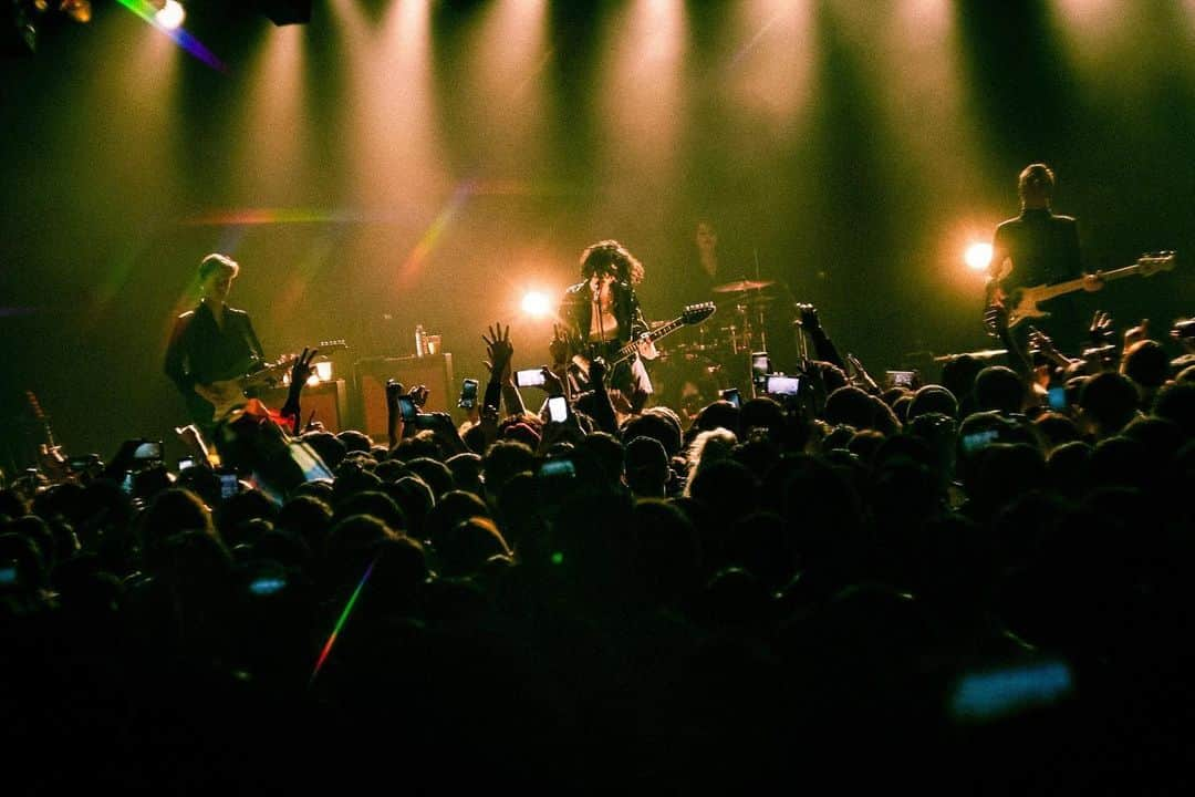 ホステス・エンタテインメントのインスタグラム：「ペール・ウェーヴス @palewaves の #サマソニ 出演来日まであと10日😍 心が高鳴るあなたへ、今年2月に行われた東名阪を巡るジャパンツアーの写真をどうぞ🖤 📸 by Daisuke Miyashita #palewaves #ペールウェーヴス #mymindmakesnoises #dirtyhit @summersonic_official」