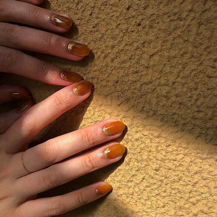 Locariのインスタグラム：「真夏はネイルもいつもよりちょっぴり派手に🧡オレンジネイルでお洒落な指先を演出してみませんか💅🏻🍊 phot by @tsubasa_by_dlaw.lapilie  さん  #オレンジネイル#ネイル #ネイルデザイン #ジェルネイル #夏ネイル #ネイルアート #ネイルサロン #ニュアンスネイル #大人ネイル #シンプルネイル #個性派ネイル #ミラーネイル #ショートネイル #シェルネイル #ネイル好きな人と繋がりたい #トレンドネイル #ネイルケア #ワンカラーネイル #キラキラネイル」
