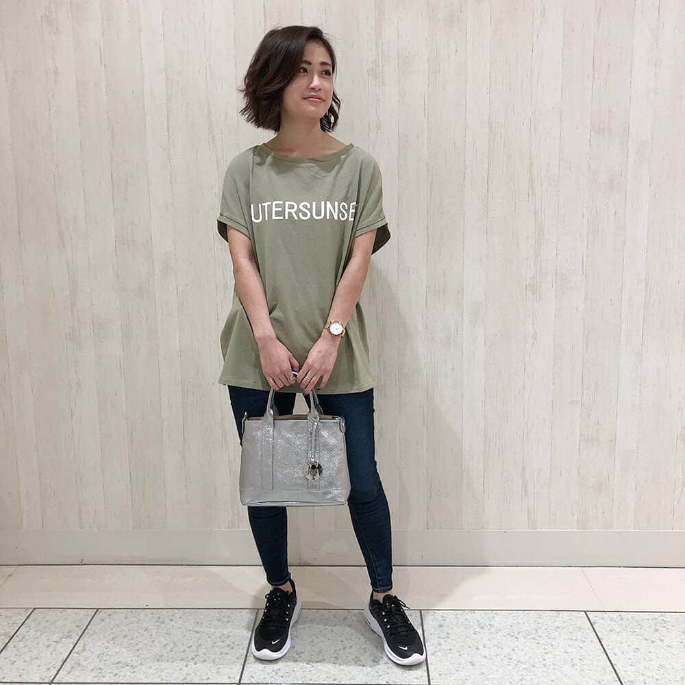 daimarusapporoさんのインスタグラム写真 - (daimarusapporoInstagram)「【〈BEVINI(ベビーニ)〉プラステ別注バッグのご紹介👜】 . 2015年にイタリアで生まれたレザーバッグブランド〈BEVINI(ベビーニ)〉のプラステ別注バッグが新発売です。 . 発色のいいイタリアンレザーを使った箔押しのトートバッグ。 ベースがスエードなので、軽くて柔らかいのがポイント！ . ラインアップは A４が入るサイズ(写真2・3枚目)とひとまわり小さいBABYサイズ(写真4～6枚目)の２サイズ、カラーはブロンズとシルバーの２種類です。 . バッグの中にはファスナー付きの内ポケット(写真6枚目)がついていて、荷物がたっぷり入りますよ😊 . コーディネイトしやすくシーズン問わず長く使えるアイテムです。 毎日持ちたくなっちゃいます😍 . ご購入いただいたお客様に、先着でバッグと同素材の「ポーチ(写真7枚目)」をプレゼントいたします👝 ※数に限りがございます。 ※カラーはシルバーのみとなっております。 . ぜひ店頭でご覧下さい💕 . #プラステ #BEVINI #ベビーニ #PLST #トートバッグ #バッグ #別注 #大丸札幌」8月6日 17時26分 - daimarusapporo