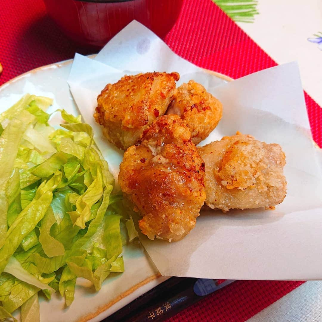 佐藤実絵子さんのインスタグラム写真 - (佐藤実絵子Instagram)「〔唐揚げ〕ごはんのきろく🍚🍴 * 🔸唐揚げ 🔸ゴーヤチャンプルー 🔸もやしのナムル 🔸酸辣湯スープ * シンプル献立❤️ ラジオで取り上げた#フルーツ醤油 のサンプルをいただいたので(３枚目)、油淋鶏風のソースを作ってみました！写真には写ってないけど、お好みで！ ラズベリー味を使いましたがとっても美味しかった！！！！ * * #みえこごはん  #唐揚げ #夕ごはん #夜ごはん #二人ごはん #ふたりごはん #おうちごはん #おうちごはんlover #しあわせごはん #家庭料理 #献立 #デリスタグラム #デリスタグラマー #クッキングラム #うつわ好き #うつわ #instafood #lovefood #instalove  #foodstagram #japanesefoods」8月6日 17時28分 - mieppp624