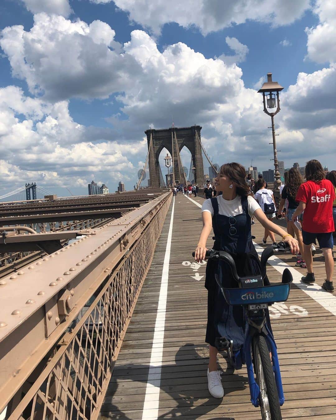 林弓束さんのインスタグラム写真 - (林弓束Instagram)「やかましいニューヨーク投稿もそろそろ終わります。笑 DUMBOは素敵で綺麗な街でした✨ ニューヨーカーに混じってベンチで休憩💗 ブルックリンブリッジは自転車で🚴‍♀️ バイセコー♬バイセコー♬ 歌って余裕で渡ろうと思ったのに ギア1番重いのにしてたの気付かなくて本当になかなか進まないし、汗だく足パンパンなった。笑笑 最後のはスパイダーマンのとこ！ #yzktrip」8月6日 17時32分 - hayashiyuzuka