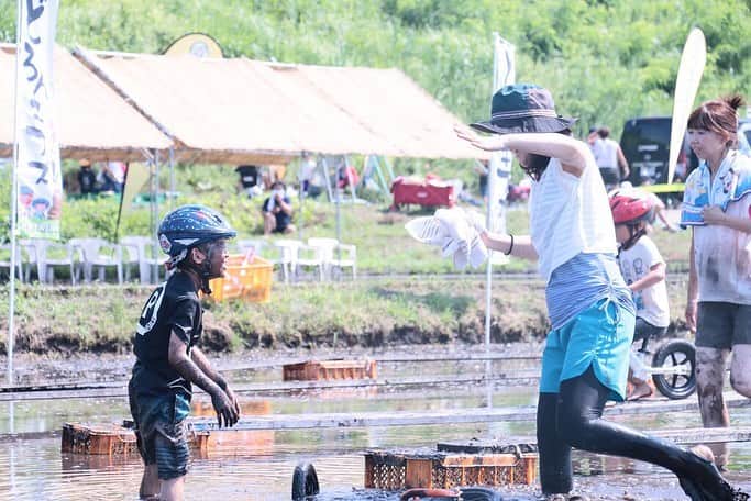 striderjapanさんのインスタグラム写真 - (striderjapanInstagram)「ストライダー夏フェス1日目﻿ 「どろん子フェス」にご参加くださいました皆様﻿ ありがとうございました！﻿ ﻿ 全員童心！のテーマに違うことなく﻿ 思い切り遊びつくしてくれたみなさまの勇姿は﻿ 後日すとらぼにて余すところなく公開いたします(^^)﻿ ﻿ ぜひ、お楽しみに！！﻿ ﻿ #strider﻿ #ストライダー﻿ #夏だ冒険だ﻿ #ストライダーキッズ﻿ #どろん子フェス﻿ #ストライダー夏フェス﻿ #どろんこ遊び﻿ #どろフィー﻿ #泥フィー﻿ #田んぼ﻿ #長野県信濃町﻿ #1歳半﻿ #2歳﻿ #もうすぐ2歳﻿ #3歳﻿ #4歳﻿ #5歳﻿ #6歳﻿ #1歳だってストライダー」8月6日 17時42分 - striderjapan
