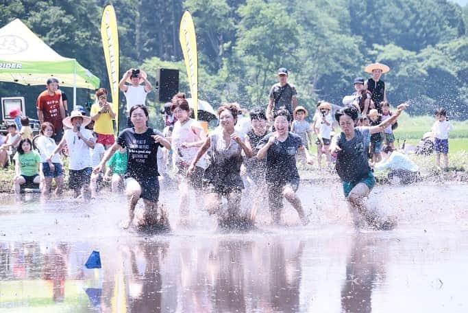 striderjapanさんのインスタグラム写真 - (striderjapanInstagram)「ストライダー夏フェス1日目﻿ 「どろん子フェス」にご参加くださいました皆様﻿ ありがとうございました！﻿ ﻿ 全員童心！のテーマに違うことなく﻿ 思い切り遊びつくしてくれたみなさまの勇姿は﻿ 後日すとらぼにて余すところなく公開いたします(^^)﻿ ﻿ ぜひ、お楽しみに！！﻿ ﻿ #strider﻿ #ストライダー﻿ #夏だ冒険だ﻿ #ストライダーキッズ﻿ #どろん子フェス﻿ #ストライダー夏フェス﻿ #どろんこ遊び﻿ #どろフィー﻿ #泥フィー﻿ #田んぼ﻿ #長野県信濃町﻿ #1歳半﻿ #2歳﻿ #もうすぐ2歳﻿ #3歳﻿ #4歳﻿ #5歳﻿ #6歳﻿ #1歳だってストライダー」8月6日 17時42分 - striderjapan