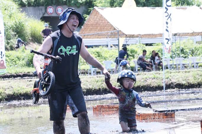 striderjapanさんのインスタグラム写真 - (striderjapanInstagram)「ストライダー夏フェス1日目﻿ 「どろん子フェス」にご参加くださいました皆様﻿ ありがとうございました！﻿ ﻿ 全員童心！のテーマに違うことなく﻿ 思い切り遊びつくしてくれたみなさまの勇姿は﻿ 後日すとらぼにて余すところなく公開いたします(^^)﻿ ﻿ ぜひ、お楽しみに！！﻿ ﻿ #strider﻿ #ストライダー﻿ #夏だ冒険だ﻿ #ストライダーキッズ﻿ #どろん子フェス﻿ #ストライダー夏フェス﻿ #どろんこ遊び﻿ #どろフィー﻿ #泥フィー﻿ #田んぼ﻿ #長野県信濃町﻿ #1歳半﻿ #2歳﻿ #もうすぐ2歳﻿ #3歳﻿ #4歳﻿ #5歳﻿ #6歳﻿ #1歳だってストライダー」8月6日 17時42分 - striderjapan