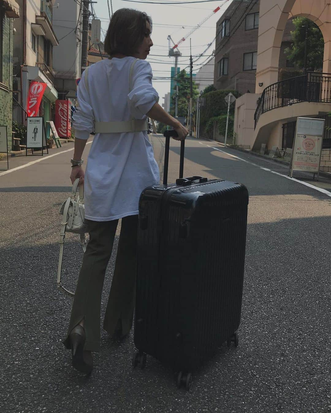 黒石奈央子さんのインスタグラム写真 - (黒石奈央子Instagram)「今からちょっくら海外へ🌴 . .  てゆうことで最近新調したキャリーケースを早速持っていく🧳 . CENTURIONってゆうブランドのもの。 . 会社用にシルバーとねいびーをゲット。 . 友達が使ってて可愛かったので真似してみた！ . ちなみに空港コーデは全身アメリだよ！  TSは来月発売のユニセックスTS! ベースはメンズサイズのML展開だから彼氏とお揃いでもいいし、メンズの方も是非ゲットしていただきたいアイテム！ . このTS着てると珍しいねってよくゆわれるんだけど、結構こんな感じのユルイカジュアルコーデ好きなんだよね♫ @centurionjapanofficial #センチュリオン#キャリーケース」8月6日 17時45分 - blackstone705