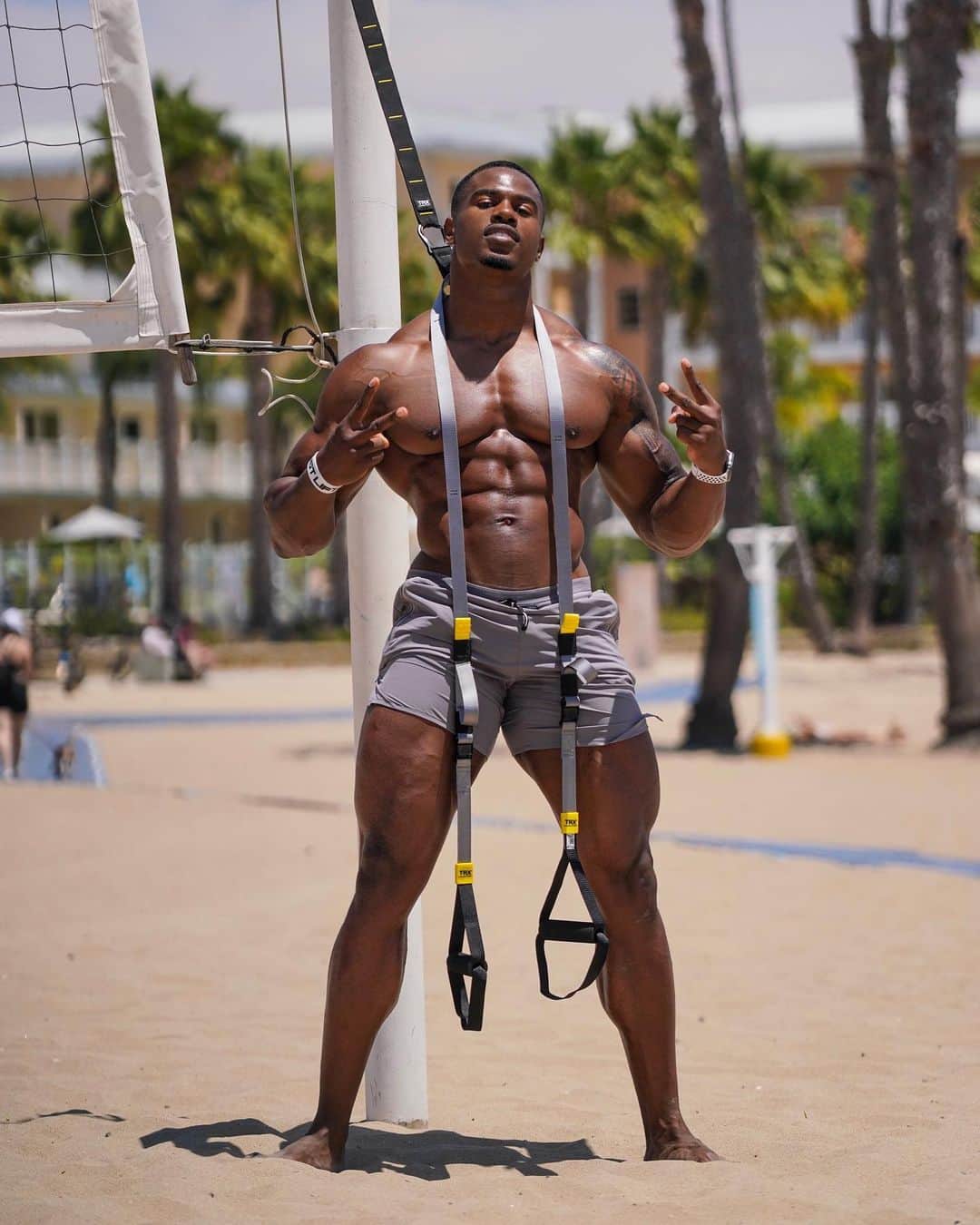 Simeon Pandaさんのインスタグラム写真 - (Simeon PandaInstagram)「New TRX Beginners Routine now live! ✨Link in bio✨ No more walking past not having a clue how to use it: Watch, learn & progress 👌🏾✌🏾 ⁣⁣ I want to help you train! Visit my YouTube Channel: YouTube.com/simeonpanda for FREE diet tips and training routines, or download programs at SIMEONPANDA.COM⁣⁣⁣⁣⁣⁣ ⁣⁣ #simeonpanda #trx #trxroutine #trxexercises #suspendedtraining」8月6日 17時57分 - simeonpanda