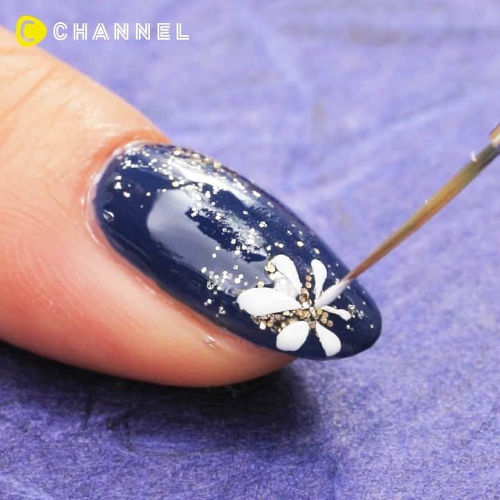 のインスタグラム：「🎐夕涼みにぴったり♡和風ネイル👘 . 💗Check👉 @cchannel_girls 🎶 💗Follow me👉 @cchannel_beauty 🎵 . 💄C CHANNELのアプリもよろしくお願いします😊 . 夜空に散る花火を切り取ったようなデザインが清涼感たっぷりな和風ネイル。 大人っぽいカラーにラメをプラスすると一段とムードが! 夏が終わる前にぜひ試してみてね♡ . ＜手順＞ 1. ベースとしてネイビーを2度塗りする。 2. 2箇所にゴールドラメを塗り、その周りも薄くラメを塗り広げる。 3. 凸凹をなくすためにクリアジェルで薄めにコーティング。 4. 白色のジェルを細筆につけて模様を描く。 5. クリアジェルを塗って完成。 . produced by esNAIL @esnail_japan http://es-nail.jp/ . . #手描きネイル#手描きネイルアート#セルフネイル初心者#夏ネイルデザイン#夏ネイル2019#花火ネイル#手描きアート#大人かわいいネイル#きれいめネイル#和柄ネイル#和ネイル#花火大会#浴衣コーデ#浴衣ネイル#和柄#手元コーデ#サマーネイル#お祭りネイル#夏祭り#着物コーデ#ネイビーネイル#ブルーネイル#ジェルネイルデザイン#シンプルネイル#おしゃれネイル#ネイルチェンジ#今月のネイル#手元くら部#ネイルスタグラム」