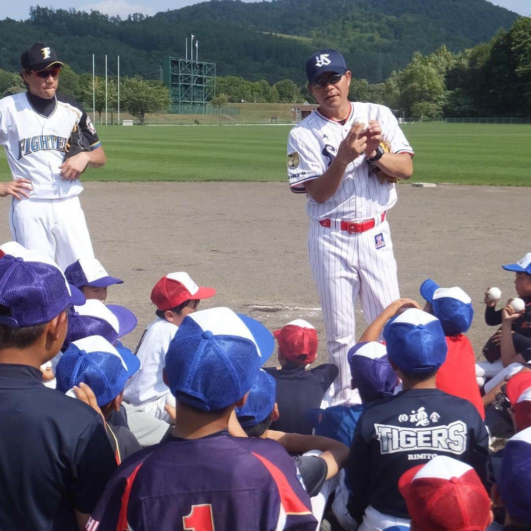 林昌範さんのインスタグラム写真 - (林昌範Instagram)「昨日から北海道の芦別市でプロ野球OB主催の野球教室に参加しています🤗 何年ぶりかに日本ハムファイターズのユニフォーム着てます✌🏻 写真は投手部門でヤクルトスワローズの川崎憲次郎さんと一緒に教えてます👍 子供達は暑い中元気でコーチ陣がバテバテです笑 #北海道#芦別市#プロ野球#OB#日本ハムファイターズ #ヤクルトスワローズ #川崎憲次郎 さん#投手 #北海道なのに暑い💦」8月6日 18時05分 - masanorihayashi24