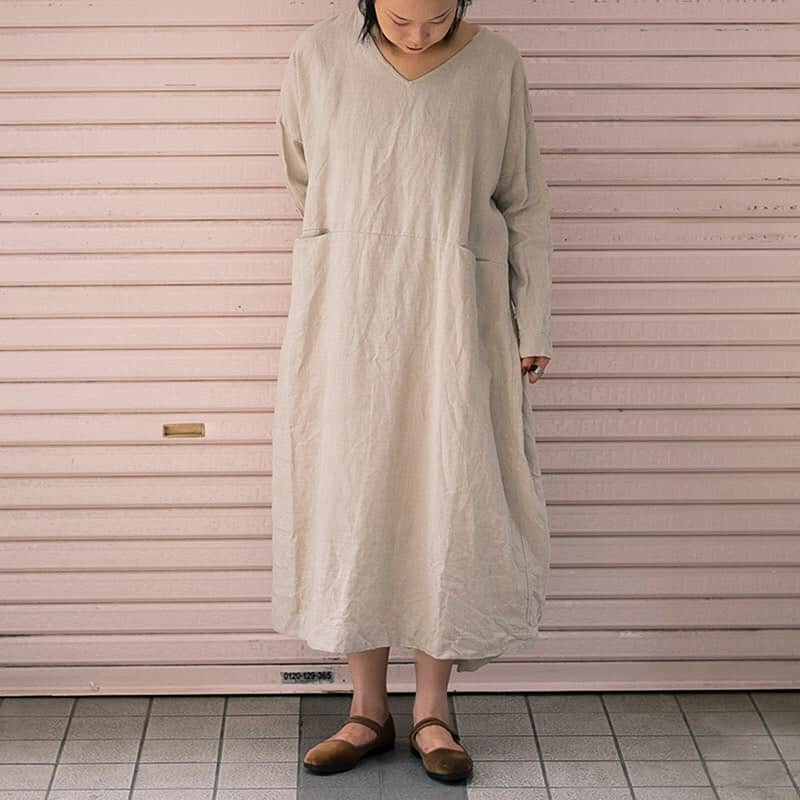 ハリウッドランチマーケットさんのインスタグラム写真 - (ハリウッドランチマーケットInstagram)「﻿ 【Ichi Antiquites】NEW ARRIVALS﻿ @toll_free_official にイチ アンティークスのアイテムが入荷しました。﻿ ﻿ ●ITARY LINEN ONE PIECE (700078948)﻿ size：ONE﻿ color：BROWN﻿ ￥19,000+TAX ﻿ ﻿ ●LINEN ONE PIECE (700073707)﻿ size：ONE﻿ color：NATURAL﻿ ￥16,000+TAX ﻿ ﻿ お取り置き・通信販売も承っておりますので、お電話にてお気軽にお問合せ下さい。 ﻿ TEL：03-3715-9278（TOLL FREE）﻿ ﻿ #ichiantiquites #antiquites #tollfree #トールフリー #hollywoodranchmarket #ハリウッドランチマーケット #blueblue #ブルーブルー #seilin #聖林公司」8月6日 18時05分 - seilin_official