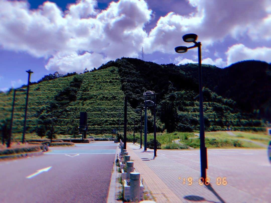 橋本友梨英さんのインスタグラム写真 - (橋本友梨英Instagram)「雲と山と、、、 #自然 #雲 #山 #パーキングエリア」8月6日 18時06分 - yurie.hashimoto_
