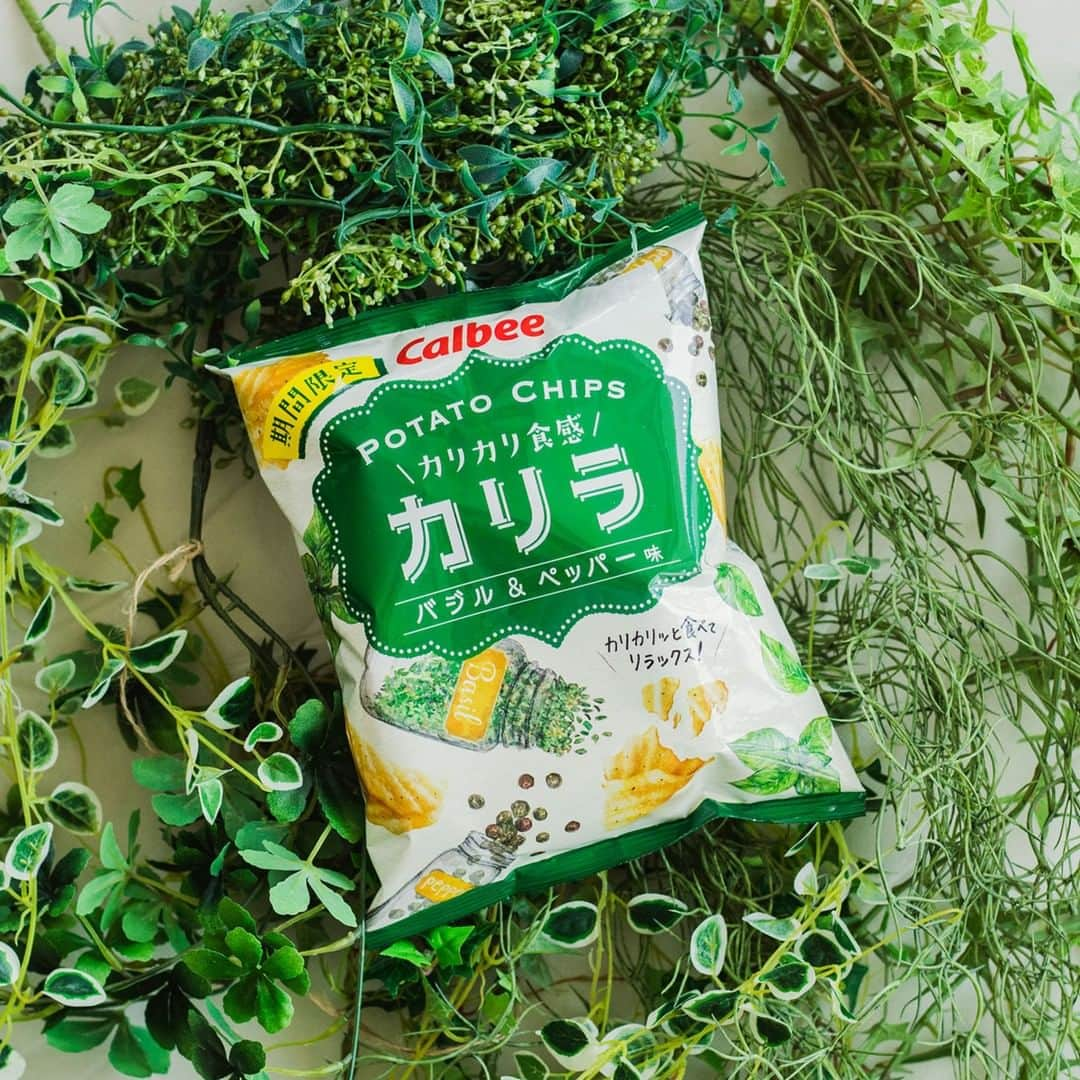 カルビーさんのインスタグラム写真 - (カルビーInstagram)「『POTATO CHIPS カリラ バジル＆ペッパー味』  厚～く、ウェ～ブ状にカットしたじゃがいもを、じっくり低温でフライして、カリカリの食感に仕上げた「カリラ」。 バジルの爽やかな香りとブラックペッパーのスパイシーな味わいでどうぞ♪ カリカリッと食べてリラックスしてくださいね☆ ＊全国のコンビニ以外のお店で期間限定販売中です。  #Calbee #カルビー #今月のおすすめ #カリラ #カリカリッと食べてリラックス #ポテト #ポテトチップス #波 #食感 #リラックス #relux #じゃがいも #potatochips #summer #ハーブ #cafe #カフェ #ひとり暮らし #ひとりごはん #女子会 #ワイン #herb #basil #pepper #バジル #胡椒 #夏 #green #避暑 #instagood」8月6日 18時00分 - calbee_jp