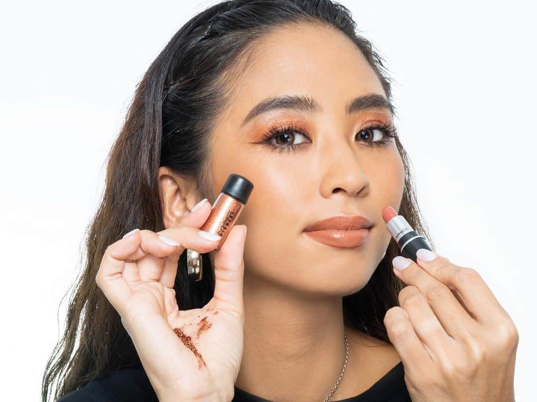M∙A∙C Cosmetics Japanのインスタグラム：「⠀ 【大人気のミニマックシリーズ】 待望の全店舗展開が期間限定でスタート！ ⠀ 夏の日差しに映えるオレンジトーンメイクで、ワンランク上のヘルシースキンに☀️✨ ⠀ *全国店舗8/9(金)発売 ⠀ ↓↓使用メイン製品↓↓ [リップスティック] モカ(MINI M･A･C) [ピグメント] コッパースパークル(MINI M･A･C) [イン エクストリーム ディメンション ラッシュ] 3D ブラック ラッシュ(MINI M･A･C) ⠀ ⠀ #ミニMAC #Minimac ⠀ MODEL:  M·A·C ARTIST MAI YOSHIKAWA @mac_harukas PHOTO:@takaki_iwata ⠀ ⠀ ⠀ ⠀ ⠀ #MACCosmeticsJapan #MACコスメ #MACCosmetics #MAC #コスメ #メイク #リップ #口紅 #リップスティック #リップメイク #MACリップ #マスカラ #アイメイク #アイシャドウ #MACアイ #リトルMAC #リトルマック #ミニマック #ミニサイズ #littlemac #トラベルサイズ #トラベルコスメ #旅 #旅行 #トラベル #旅コスメ」