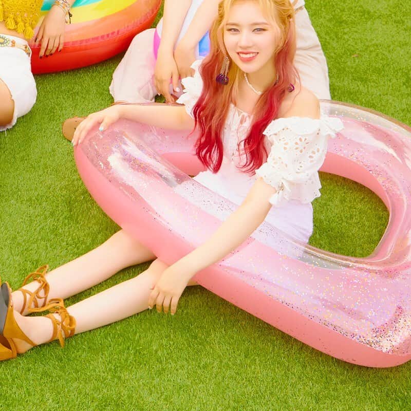 Weki Mekiのインスタグラム：「WEKI MEKI 2ND SINGLE ALBUM REPACKAGE [WEEK END LOL] ⠀ <WEEK END LOL - IMAGE TEASER #WEEKEND> ⠀ ☀ ONLINE RELEASE 2019.08.08 🏖 OFFLINE RELEASE 2019.08.14 ⠀ #위키미키 #WEKIMEKI #WEEKENDLOL #TIKITAKA #티키타카」