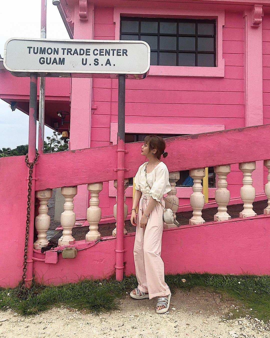 安中芙美さんのインスタグラム写真 - (安中芙美Instagram)「ㅤㅤㅤㅤㅤㅤㅤㅤㅤㅤㅤㅤㅤ ㅤㅤㅤㅤㅤㅤㅤㅤㅤㅤㅤㅤㅤ ご飯前にあみと散歩してきた❤︎❤︎ 人気のピンクの壁 📸 ㅤㅤㅤㅤㅤㅤㅤㅤㅤㅤㅤㅤㅤ 服もたまたまピンクやった🐰 全身 @jumelle0603 ☝︎☝︎ トップスはセール中だよー☺︎ ㅤㅤㅤㅤㅤㅤㅤㅤㅤㅤㅤㅤㅤ #旅行 #グアム」8月6日 18時04分 - fumitwinsworld