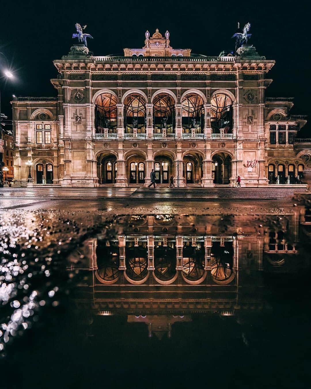Wien | Viennaさんのインスタグラム写真 - (Wien | ViennaInstagram)「We’d love to hear about your stay in Vienna! What was your favourite sight? What did you enjoy the most about Vienna? What surprised you about this city? Tell us under this post! ☔️💫 by @nurielmolcho #ViennaNow」8月6日 18時14分 - viennatouristboard