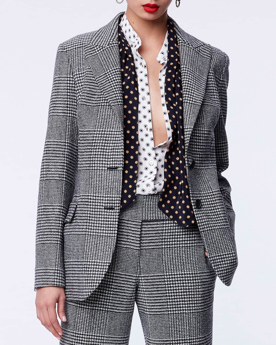 のインスタグラム：「Mannish but with a sensual touch. #ScervinoPreFall19 suit with crystal details. . . #ErmannoScervino #sartorial #prefall19 #prefall #handmade #lookbook #precollection #madeinitaly #womenswear #suit #womansuit #graysuit」