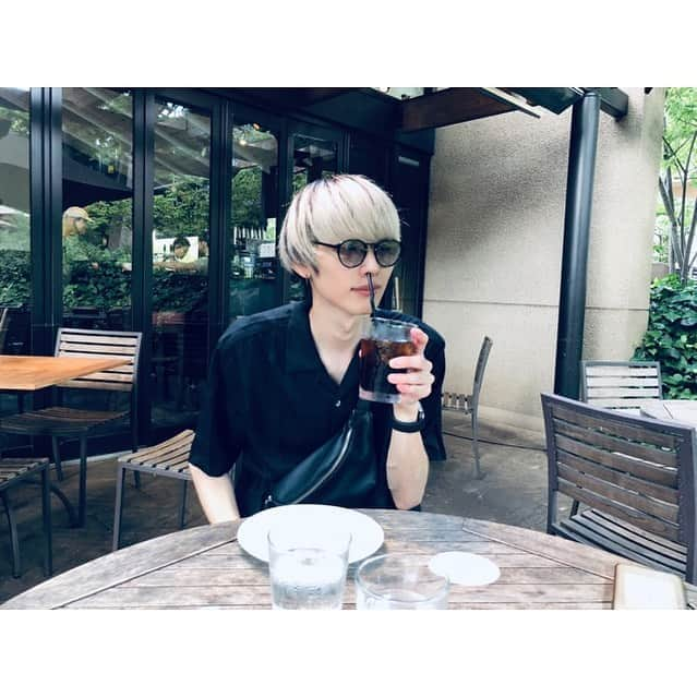 田中滉一さんのインスタグラム写真 - (田中滉一Instagram)「あちい🥵﻿ ﻿ 大好評の田中滉一限定のホワイトカラーのクーポンですが﻿ ８月がおそらくご使用できるのが最後の月になります！﻿ ﻿ かなりお安くホワイトカラーになれるので迷っている方がいればぜひ８月よろしくお願いします！﻿ お待ちしております☺️﻿ ﻿ 予約はホットペッパーまたはDMからもお取りできます！﻿ ﻿  #マッシュ #メンズヘア #メンズファッション #ヘアセット #カラー #ダブルカラー #ケアブリーチ  #美容師 #原宿 #美容室 #ホワイトカラー #白髪#白髪マッシュ#menshair #mensstyle  #ootd #l4l #金木研 #ハイトーン #셀카 #셀피 #패션피플 #패션인스타 #옷스타그램  #오오티디 #데일리룩 #셀카 #셀피 #메이크 #메이크업」8月6日 18時15分 - koichi__tanaka