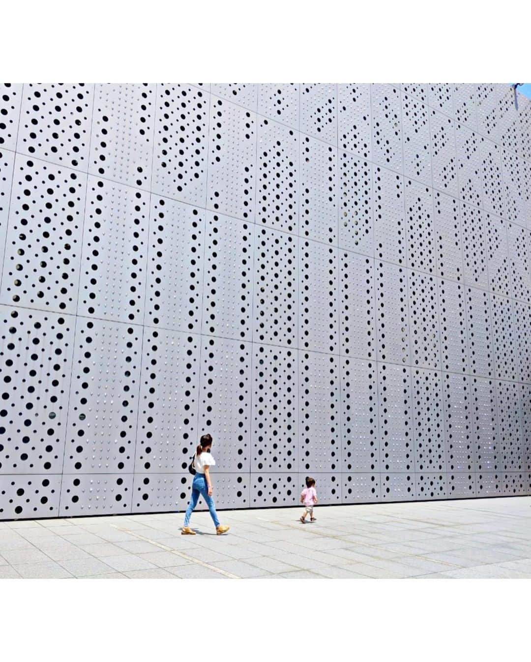 奥山絵里奈さんのインスタグラム写真 - (奥山絵里奈Instagram)「最近リニューアルオープンされたばかりの#東京都現代美術館 へ行ってきました！  建物がオシャレでどこで撮っても映え✨笑  今回建物の感じを載せたのでスワイプしてみてください♫  レストランも 子供に優しい#100本のスプーン が入っていてオシャレで何を食べても凄く美味しかった！ 中でもラザニアが絶品だった〜😍 次回展示について載せます♫  #美術館コーディネート ・ ・ ◯トップス @grl_official ・ ・ ◯#ハイウェストスキニー @rakuten_official ・ ・ ◯サンダル #楽天  #アラサーコーデ #アラサーファッション #アラフォーコーデ #お腹見せトップス #アラフォーファッション #スキニーコーデ #シンプルコーデ #オフィスカジュアル #ママコーデ #japanmuseum #子供とお出かけ #子供美術館 #夏休み旅行 #museum #ママファッション #グラニュール #japan_vacations #japan_focus #東京観光 #tokyotravel #江東区カフェ」8月6日 18時10分 - erinaokuyama
