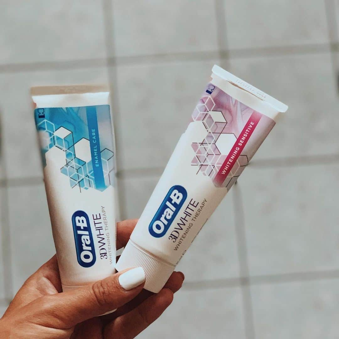 Carolineさんのインスタグラム写真 - (CarolineInstagram)「Back in my bathroom ! Je vous propose aujourd’hui un nouveau concours avec @oralb pour tenter de remporter mes dentifrices préférés ! Oral-B 3D White WhiteningTherapy ❌ CONCOURS TERMINÉ  Déjà que durant l’année je me maquille assez peu, en été c’est encore moins ! Du coup, je mise tout sur une belle peau (avec un beau bronzage) et un beau sourire car OUI, les dents blanches font ressortir le bronzage ! Pour moi c’est ultra important d’avoir une bonne hygiène dentaire et pour cela j’ai besoin de dentifrices avec un effet blanchissant mais qui me permettent aussi de protéger l’émail de mes dents !  3 lots à remporter comprenant les 2 dentifrices Oral B 3D White Whitening Therapy ainsi qu'une brosse à dents électrique Oral B Genius 10000N Orchid Purple. Pour tester, dis-moi en commentaire quel est ton indispensable pour être belle au naturel ❤ Tirage au sort dans 1 semaine, bonne chance ! #Nofiltersmile #3DWhite」8月6日 18時10分 - beauteactive