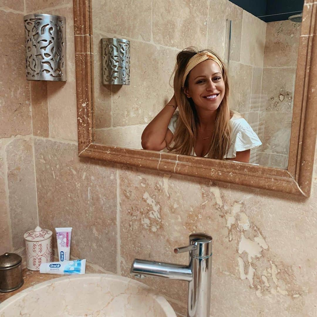 Carolineさんのインスタグラム写真 - (CarolineInstagram)「Back in my bathroom ! Je vous propose aujourd’hui un nouveau concours avec @oralb pour tenter de remporter mes dentifrices préférés ! Oral-B 3D White WhiteningTherapy ❌ CONCOURS TERMINÉ  Déjà que durant l’année je me maquille assez peu, en été c’est encore moins ! Du coup, je mise tout sur une belle peau (avec un beau bronzage) et un beau sourire car OUI, les dents blanches font ressortir le bronzage ! Pour moi c’est ultra important d’avoir une bonne hygiène dentaire et pour cela j’ai besoin de dentifrices avec un effet blanchissant mais qui me permettent aussi de protéger l’émail de mes dents !  3 lots à remporter comprenant les 2 dentifrices Oral B 3D White Whitening Therapy ainsi qu'une brosse à dents électrique Oral B Genius 10000N Orchid Purple. Pour tester, dis-moi en commentaire quel est ton indispensable pour être belle au naturel ❤ Tirage au sort dans 1 semaine, bonne chance ! #Nofiltersmile #3DWhite」8月6日 18時10分 - beauteactive