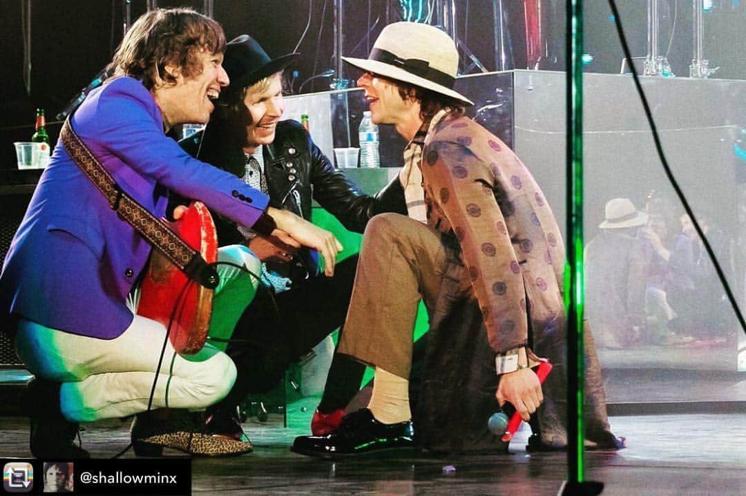 Beckさんのインスタグラム写真 - (BeckInstagram)「Repost from @shallowminx —-“love fest turned mid encore micro pow-wow with @beck and @mynameisbabyblue this tour with @cagetheelephant and @spoontheband has been life affirming to say the least. Thanks to everyone who’s made it out thus far. We only half way to the finish line ladies and gents”—」8月6日 18時23分 - beck