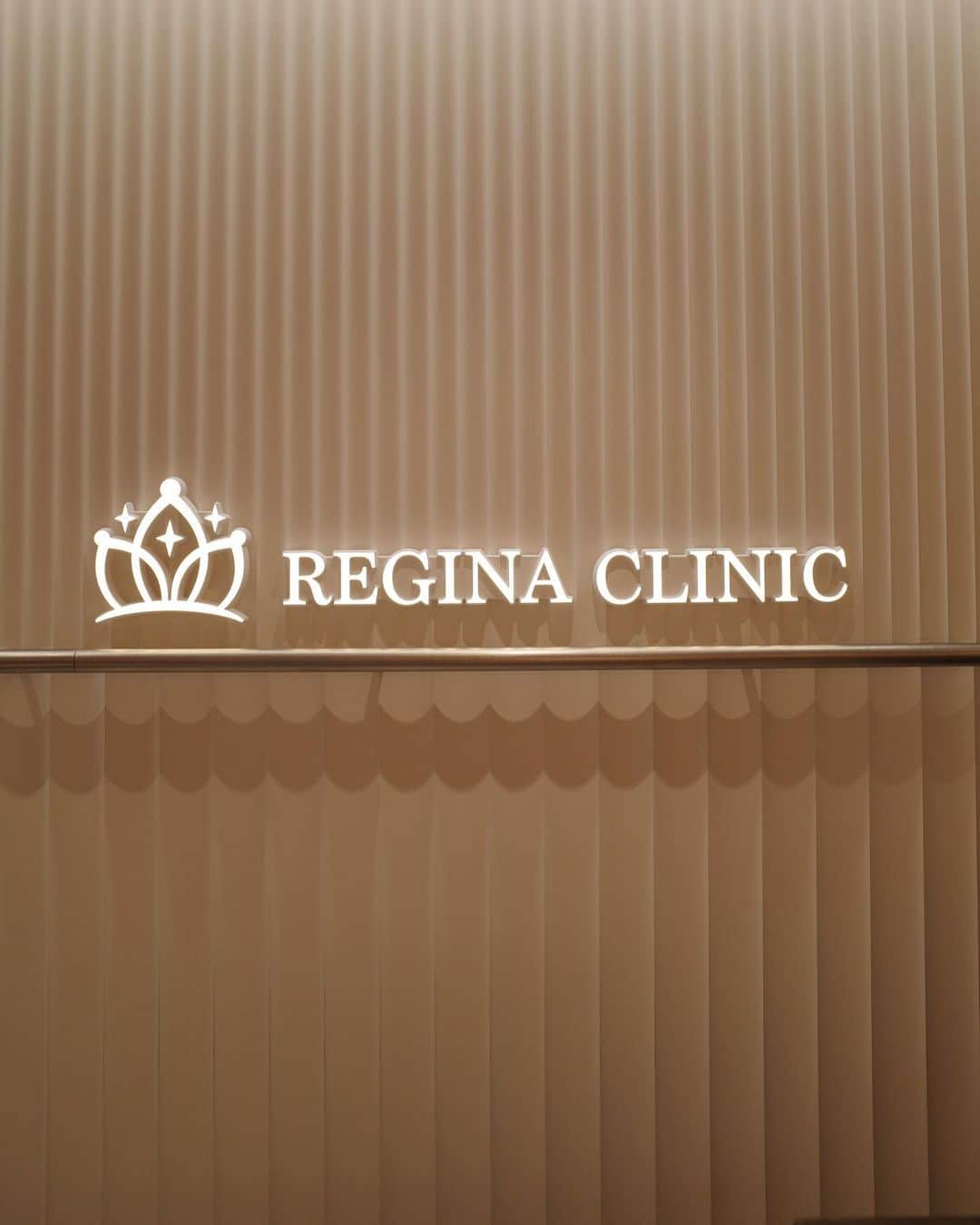 前田希美（まえのん）さんのインスタグラム写真 - (前田希美（まえのん）Instagram)「先日、外ロケで紫外線を たくさん浴びたので @regina_clinic さんに お肌のメンテナンスに行って来ました。  院内は清潔感があり ピンクでとても綺麗でした☺︎ 今回はピコレーザーを受けたのですが 多少の痛みはありましたが、 ダウンタイムはほぼなし❤︎ 施術後は少し赤みが出ましたが メイクすれば分からない程度！  まだ1回だけですが、 メイクのノリがよくなった気がします。  #レジーナクリニック  #レジクリ #肌悩み  #ピコレーザー #PR @regina_clinic」8月6日 18時17分 - maeda_nozomi