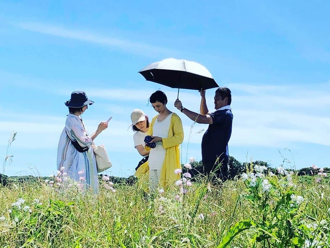 はなさんのインスタグラム写真 - (はなInstagram)「今日は木更津の大草原でharu「kurokami スカルプ」の広告撮影でした！リンスを使わなくても洗い上がりがサラサラ！しかも、天然由来100%で頭皮と髪のエイジングケアまで出来ちゃう優れものなんです(⁎⁍̴̆Ɛ⁍̴̆⁎) ほんっっっっとうに良い商品なのでぜひお手にとってみてくださいね(๑˃̵ᴗ˂̵) そして明日も引き続きharuの撮影です。こちらの完成もお楽しみに٩(๑❛ᴗ❛๑)۶ #harukurokamiスカルプ #ここにもみゆきちゃん」8月6日 18時25分 - hanalovestaco