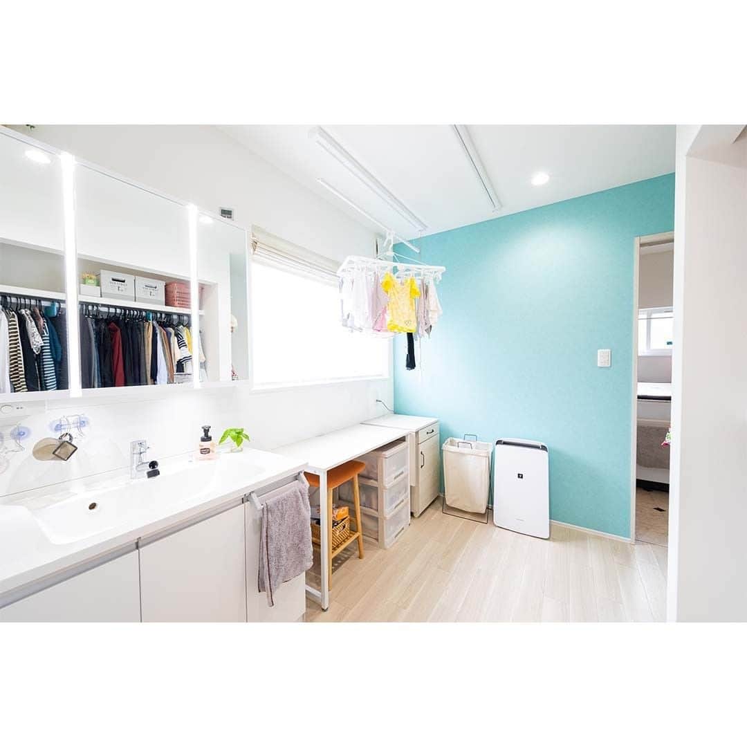 homelife 夢を叶える暮らし方のインスタグラム：「【ランドリールーム】 . . ランドリールームにファミリークローゼットを設けて 洗濯から片付けまでを一ヶ所で完結できるので家事ラクラク♪ . . こちらのお家はアーキホームライフのお施主様邸の施工写真です。 その他の施工写真は、 @homelife_gallery のURLからご覧いただけます。 . . #ランドリールーム #ファミリークローゼット #クローゼット #ホスクリーン #洗面所 #水まわり #家事楽動線 #間取り #マイホーム計画 #ローコスト住宅 #マイホーム #夢のマイホーム#福知山 #豊岡 #加東 #姫路 #注文住宅 #自由設計 #デザイン住宅 #myhome #family #house #home #homelife_京都 #homelife_大阪 #homelife_兵庫 #ホームライフ #ホームライフ100 #アーキホームライフ」