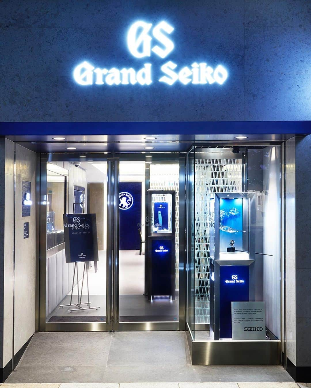 Grand Seiko Official instagramさんのインスタグラム写真 - (Grand Seiko Official instagramInstagram)「グランドセイコーブティック銀座では8月31日（土）までの期間限定で、日本の古来から涼を楽しむ知恵、風習である「打ち水」をテーマにしたディスプレイ演出をしています。  元々は茶道の礼儀作法のひとつで、お茶事の案内を受け、先方宅を訪れたお客様を最初に出迎えるのが玄関先の打ち水です。  打ち水には、夏の暑さを取り除いたり、場の空気を清めたりする効果があります。 水を撒く際、露地を通る方々の着物が濡れないよう、タイミングや量にも配慮することで、お客様に対するおもてなしの心を表現しています。 そして、玄関先から茶室までの通り道に撒かれた打ち水は、「来客の準備が整った」ことを伝える合図でもあります。  グランドセイコーブティック銀座では、SBGA229とともにお客様をお出迎えいたします。  #GrandSeiko #GrandSeikoBoutique #Ginza #Tokyo #windowdisplay #watchoftheday #watch #watches #lovewatches #timepiece # watchesofinstagram #wristwatch #timegeek #springdrive #diver #SBGA229 #craftsmanship #madeinjapan」8月6日 18時29分 - grandseikojapan