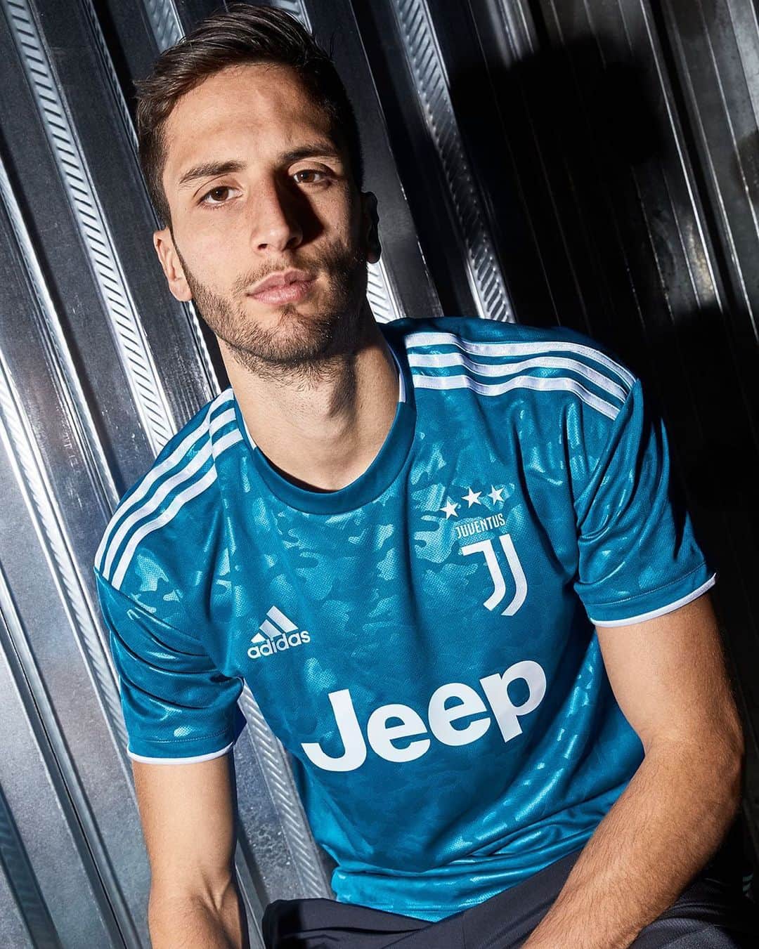 ロドリゴ・ベンタンクールのインスタグラム：「Terza maglia scintillante ✨💙. Tercera camiseta reluciente ✨💙. @adidasFootball x @juventus #DareToCreate」