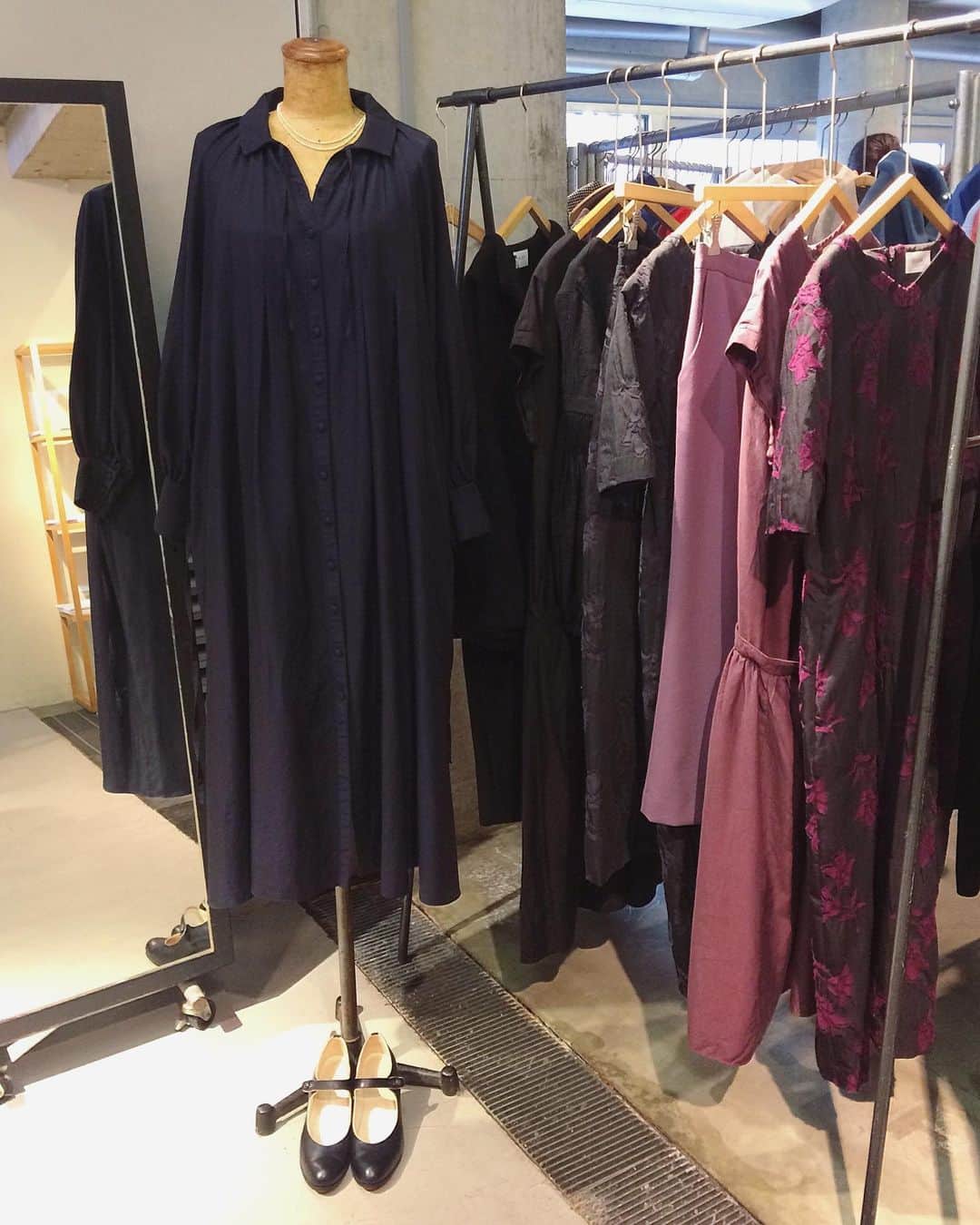 OLIKA vintage brollopのインスタグラム：「- winter exhibition -  2019 winter  今日から冬の展示会が  始まりました  #OLIKA #ambidex #2019aw #dress #purple」