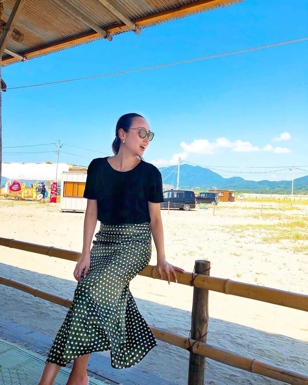 石田美奈子さんのインスタグラム写真 - (石田美奈子Instagram)「𝕆𝕦𝕥𝕗𝕚𝕥. . #新潟 で#寺泊 の#海 に行ってきました⛱ #海の家 の風が涼しくて快適☺︎ 最高のお天気でした✨ . とても暑かったので、涼しくて楽な服装(⑅ˊᵕˋ⑅) この水玉のスカートはesutorejaのもの。 テロっとした光沢のある生地で可愛いんです♡ こちらの通販はリゾートに着ていきたいお洋服がたくさんあって、他にもいろいろ欲しくなってしまう🤔 . tshirt…#zara skirt…#esutoreja @esutoreja . 👗→ #minako_fashion . #outfit #fashion #ootd #esutorejasnap  #esutorejaコーデ #リゾートコーデ #夏コーデ #プチプラコーデ #165cm」8月6日 18時36分 - mminakooo