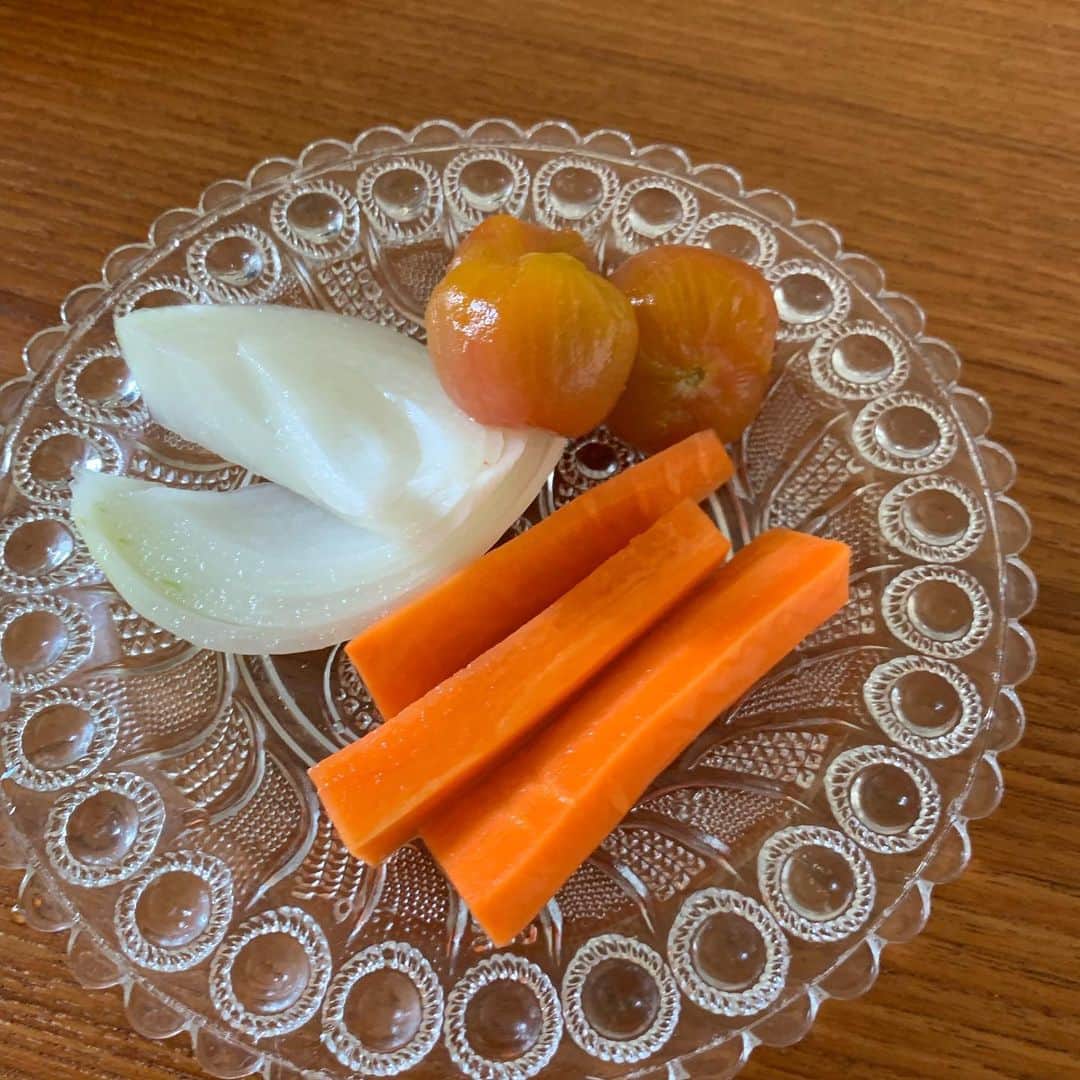 楊原京子さんのインスタグラム写真 - (楊原京子Instagram)「岩手の友達が、 ウニのお土産を持ってきてくれ、 旦那さんがウニのクリームパスタを作ってくれました。 美味しくてうなりました。 そして畑で採れた野菜のマリネ🍅 ・ #ウニのクリームパスタ」8月6日 18時38分 - kyoko.yanagihara