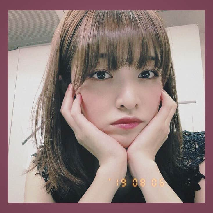 森田紗英さんのインスタグラム写真 - (森田紗英Instagram)「_ あつっ....あっつ....あつい....！！！ 35度って暑すぎませんか！！！！ 暑すぎて寝れないから 冷房をガンガン入れて寝たら 喉がやられた森田です。 _ そんな喉の調子が悪い日に... 羨ましいなァァァ...!! あずあず結婚おめでとう🎊 _ お仕事の休憩時間には友達に頼まれ 結婚式のムービー撮影... 羨ましいなァァァ！ 幸せな人たちで溢れてる。 _ 今日も平和だ🕊 _ _ _ #ootd #昨日の私 #暑すぎ #不機嫌 #夏つらい #結婚報告 #多いな #みんなおめでとう #🎊 #gd #likes #summer #l4l #veryhot #アプリすごい #盛れ #盛り盛り」8月6日 18時38分 - moricoff